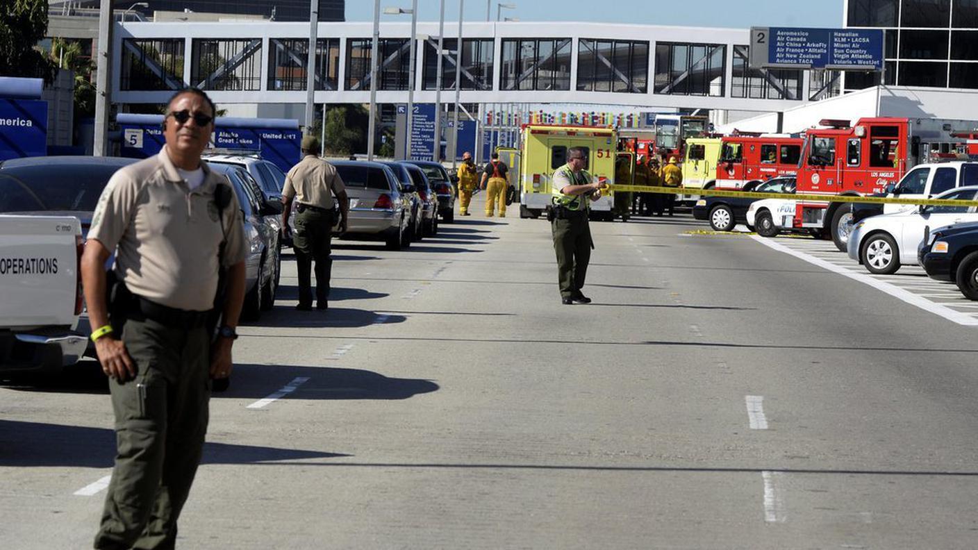 agenti controllano ingresso terminal LAX ky 131101.JPG