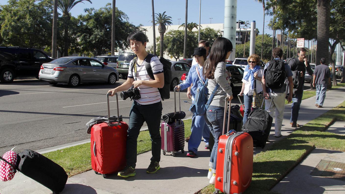 passeggeri fuggono da LAX ky 131101.JPG