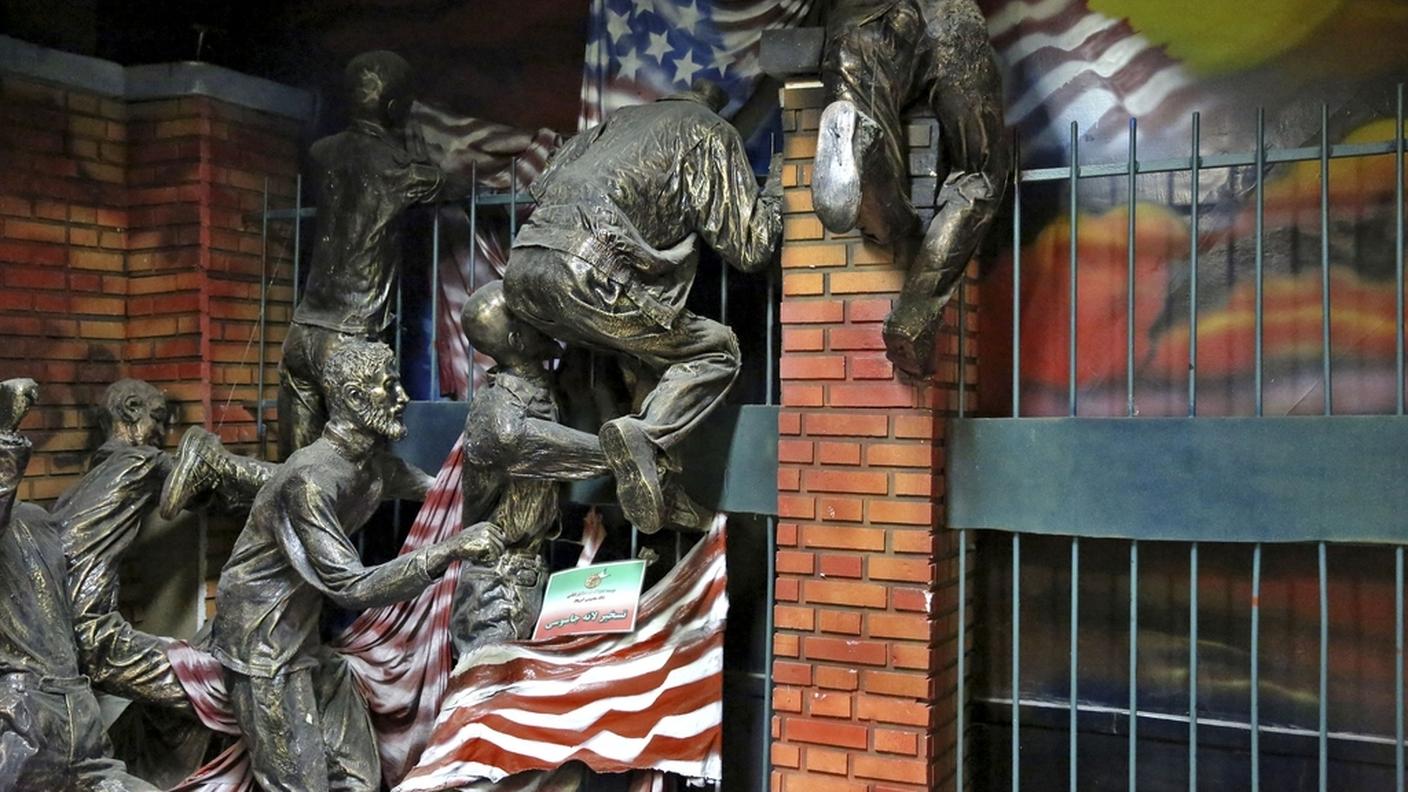 Opera che riproduce la scena degli studenti iraniani che hanno occupato l'ambasciata americana nel 1979. Esposta sabato 2 novembre nel luogo dell'ex ambasciata