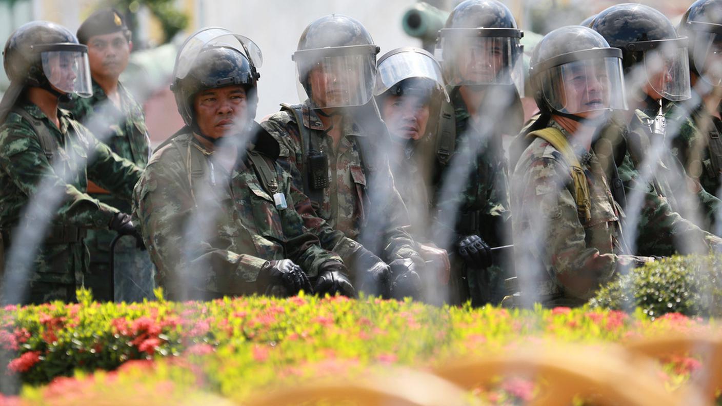 thailandia proteste ministero della difesa 3 ky.JPG