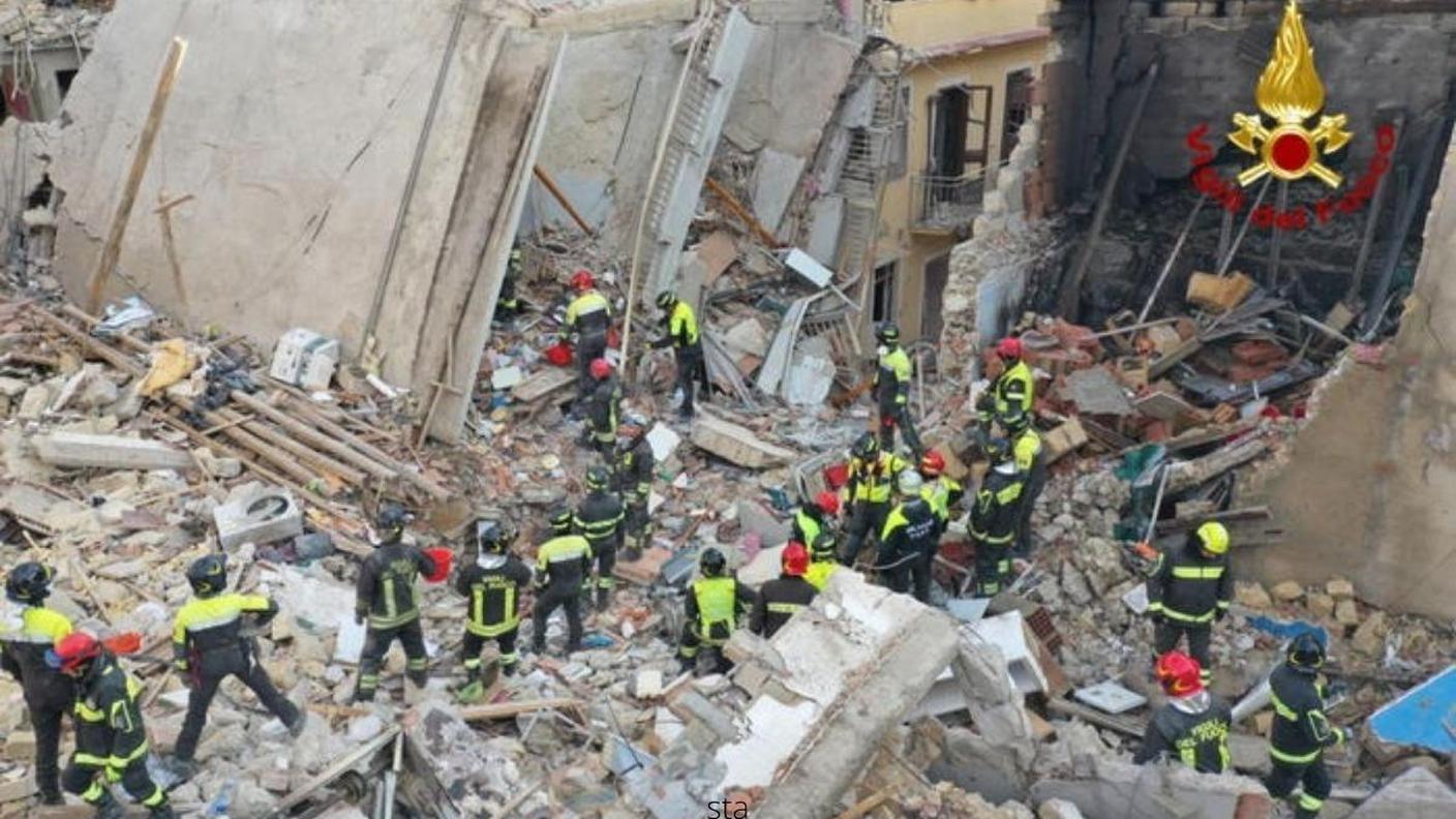 Si scava senza sosta per trovare gli altri dispersi