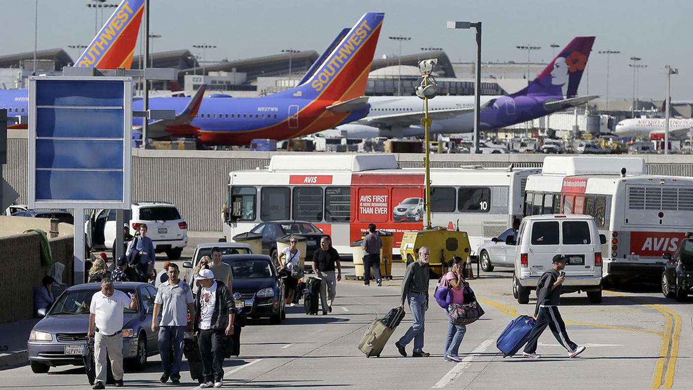 Il caos nei pressi dell'aeroporto di LAX ky 131101.JPG