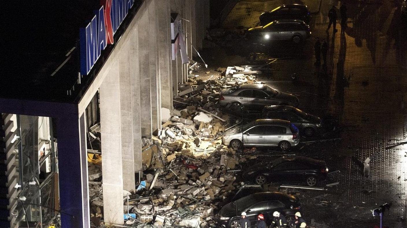 Molta gente stava frequentando il negozio al momento dello schianto