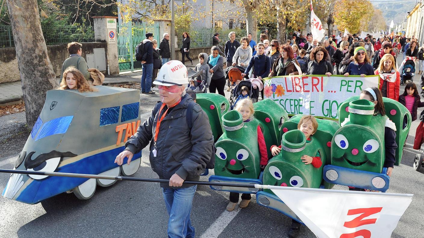 La marcia dei No Tav "contro la militarizzazione della Valle" a Susa