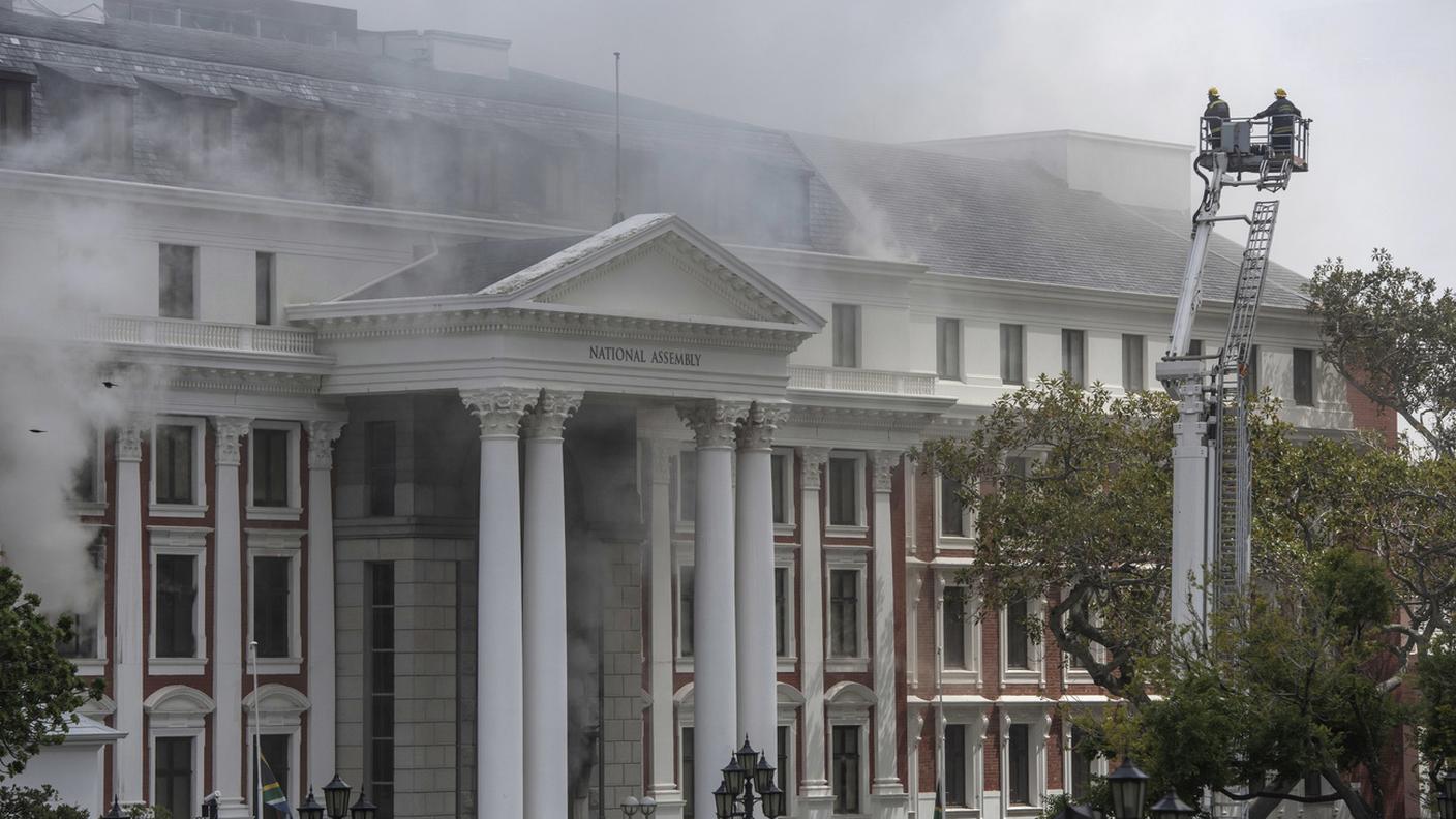 Le fiamme hanno devastato la struttura