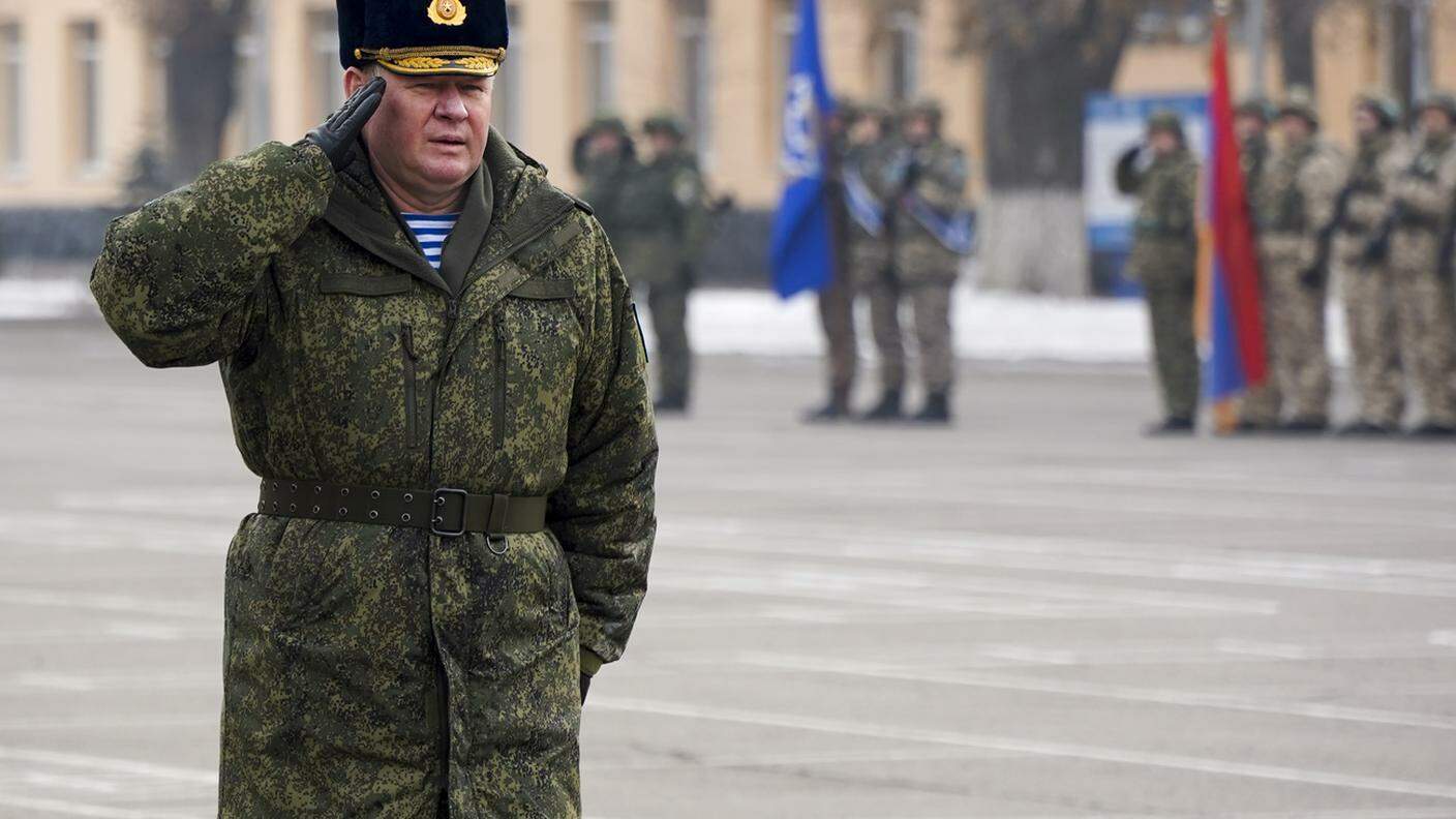 Andrei Serdyukov, comandante del contingente, durante la cerimonia ad Almaty