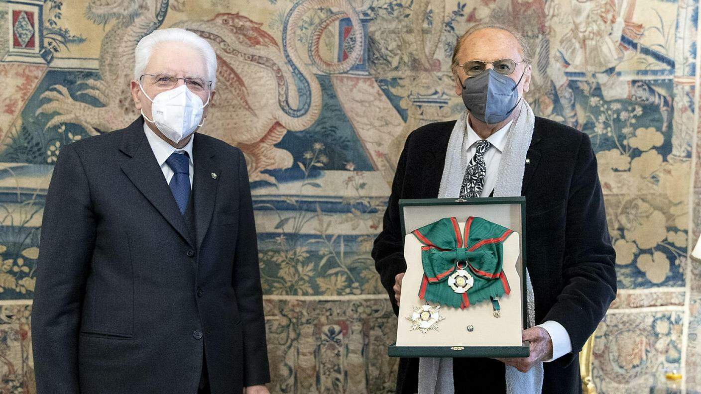 Il noto showman ripreso con il capo dello Stato italiano dopo il conferimento della distinzione