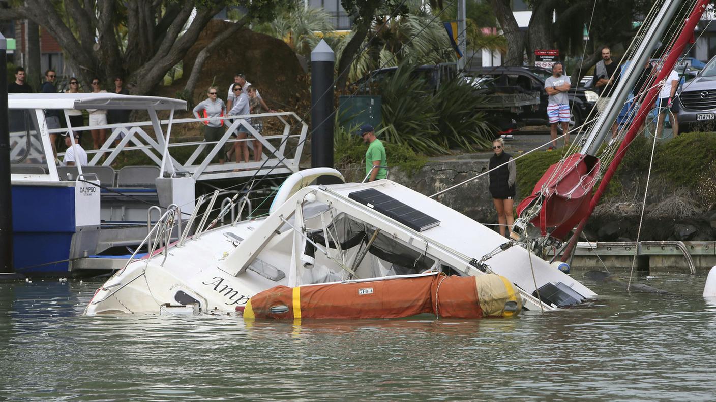 Un'imbarcazione affondata dallo tsunami arrivato sulle coste neozelandesi sabato