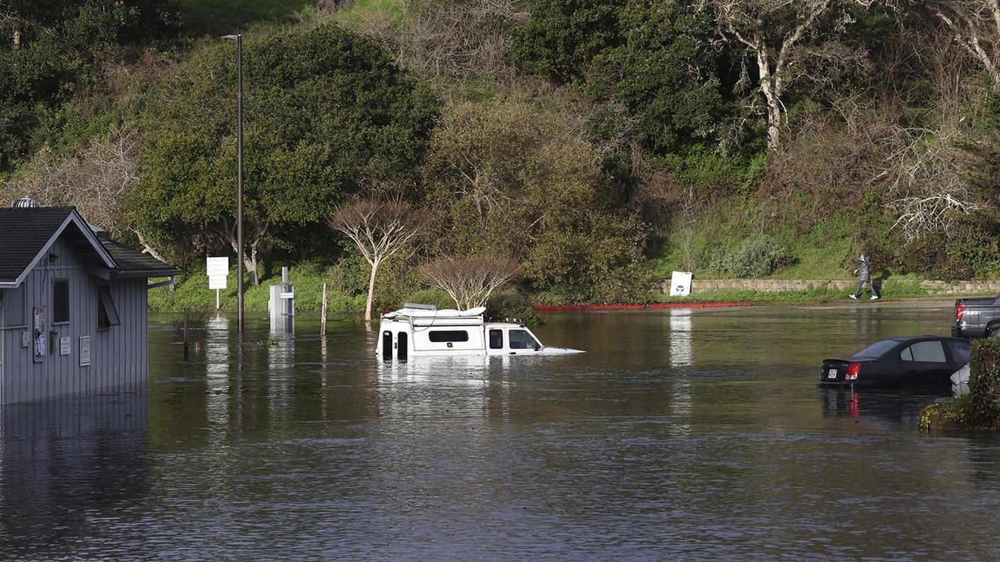 Un posteggio a Santa Cruz, in California, allagato dalle onde dello tsunami partito dalle Tonga