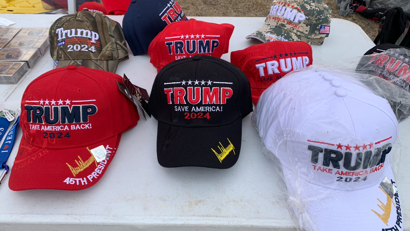 Cappellini con scritte che inneggiano al ritorno di Trump nell'agone politico