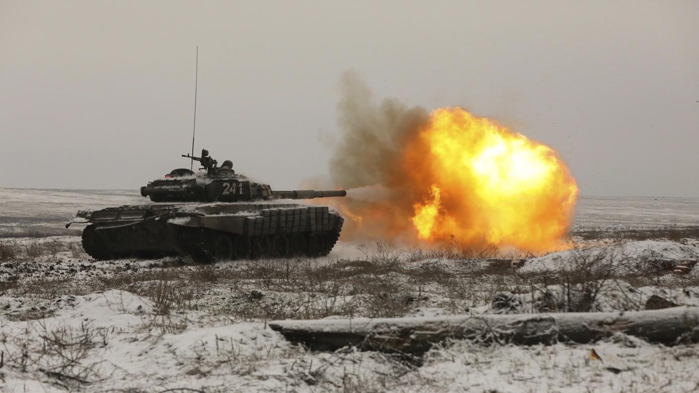 Sullo sfondo della crisi ucraina: un tank russo T-72B3 impegnato in esercitazioni alcuni giorni fa nel sud della Russia