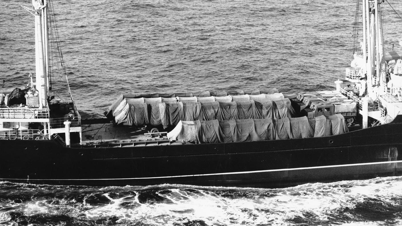 9/11/1962: La fregata sovietica Bonronec, al largo di Cuba, con quelle che sembrano rampe lanciamissili