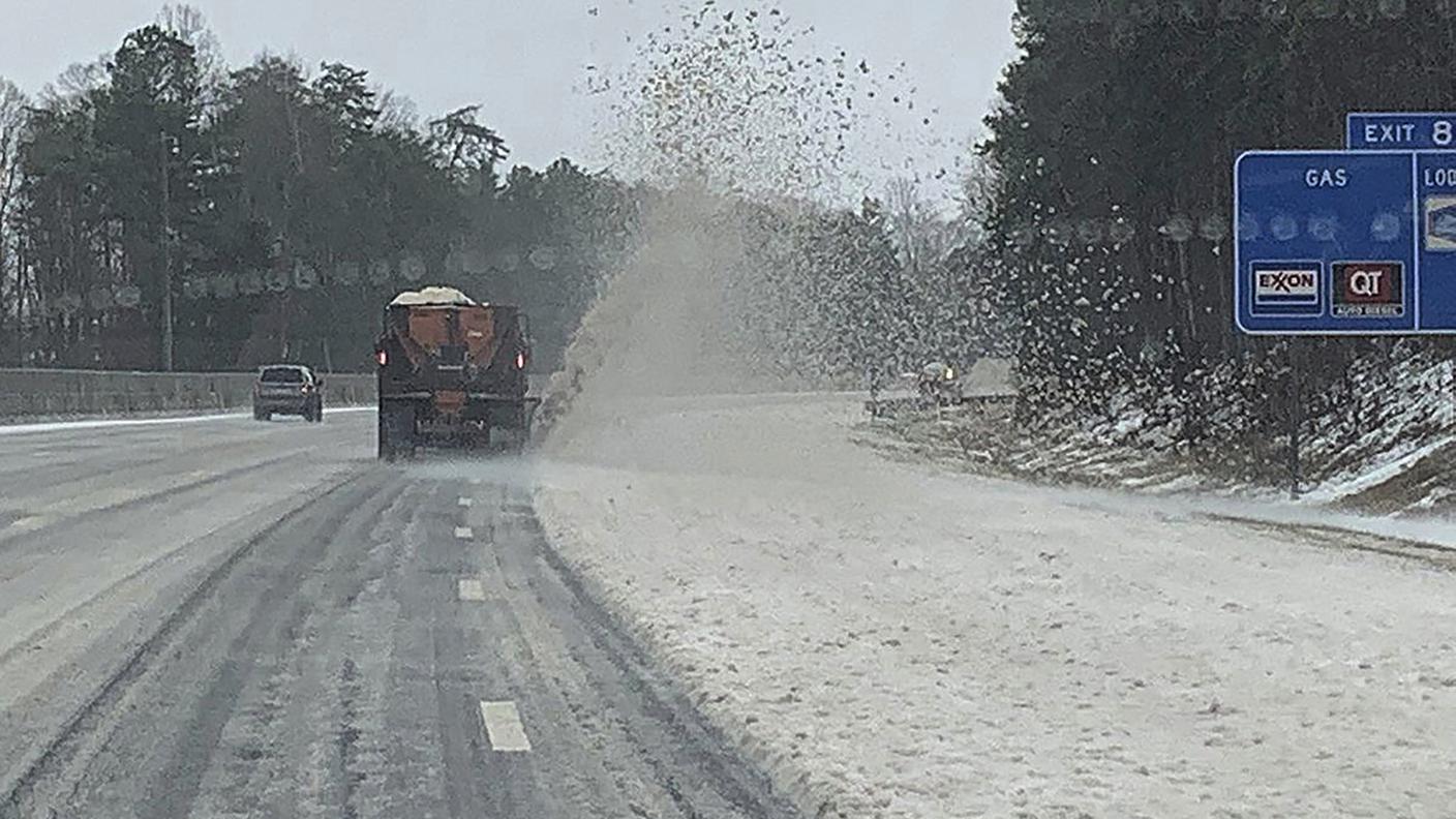 Spazzaneve in piena azione, domenica, sulle autostrade nella Carolina del Sud