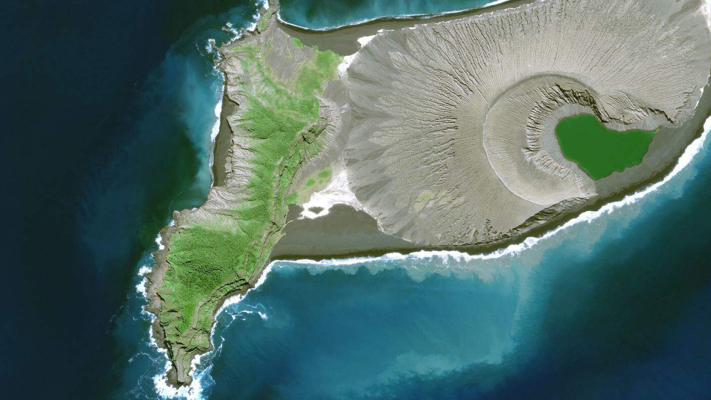 La parte visibile del vulcano Hunga-Tonga-Hunga-Ha'apai l'anno scorso