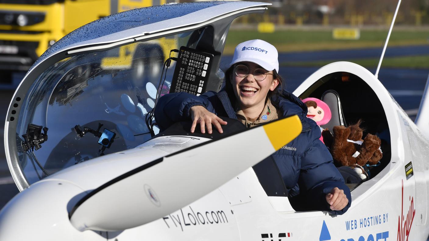 La felicità di Zara Rutherford subito dopo l'atterraggio che l'ha fatta entrare nella storia dell'aviazione