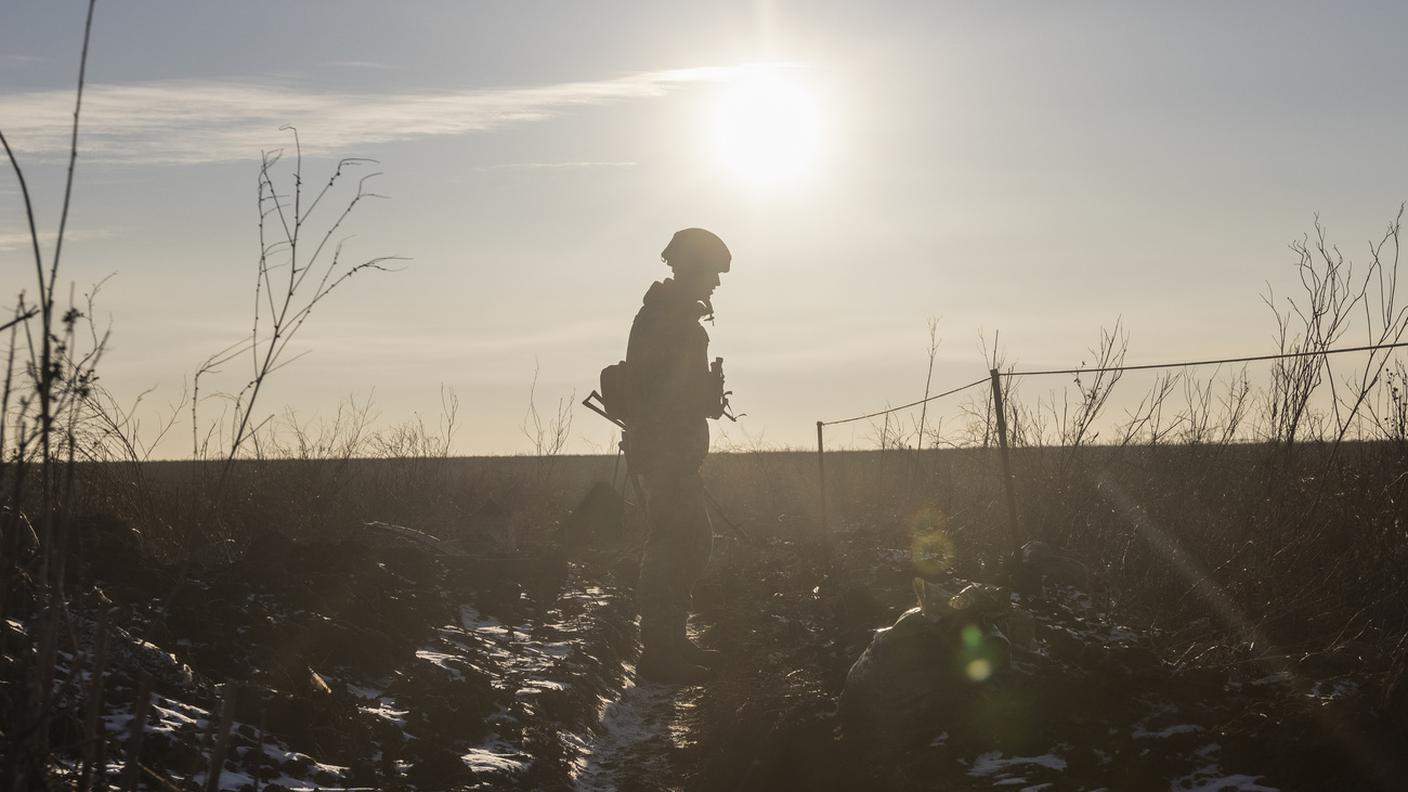 Un soldato ucraino nel Donbass, teatro dal 2014 di una guerra a bassa intensità fra separatisti russofoni ed esercito centrale, che ha fatto fin qui 14'000 morti