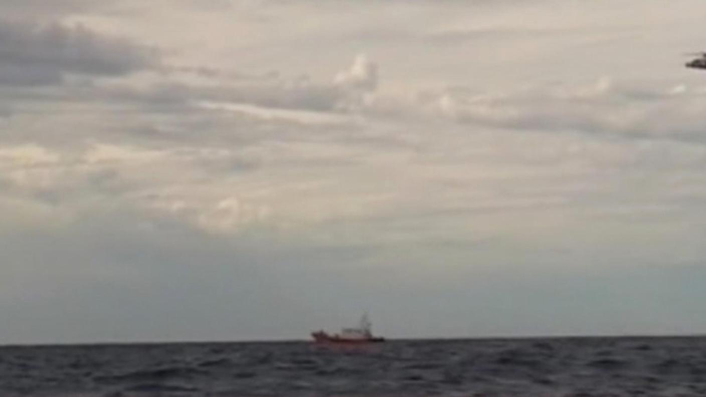Un elicottero e un'imbarcazione della marina italiana diretti verso il luogo del dramma