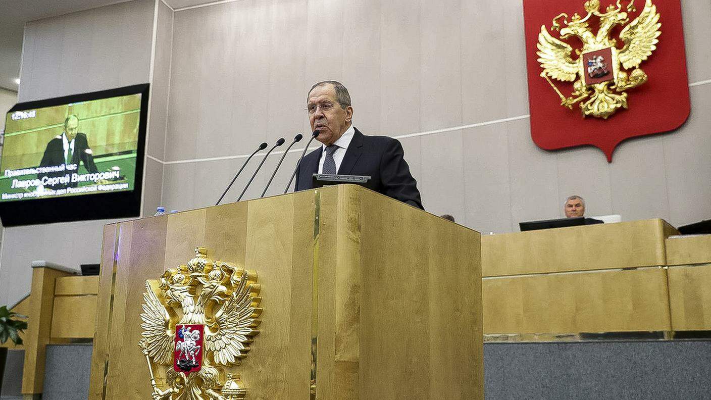 Lavrov mentre parla alla Duma
