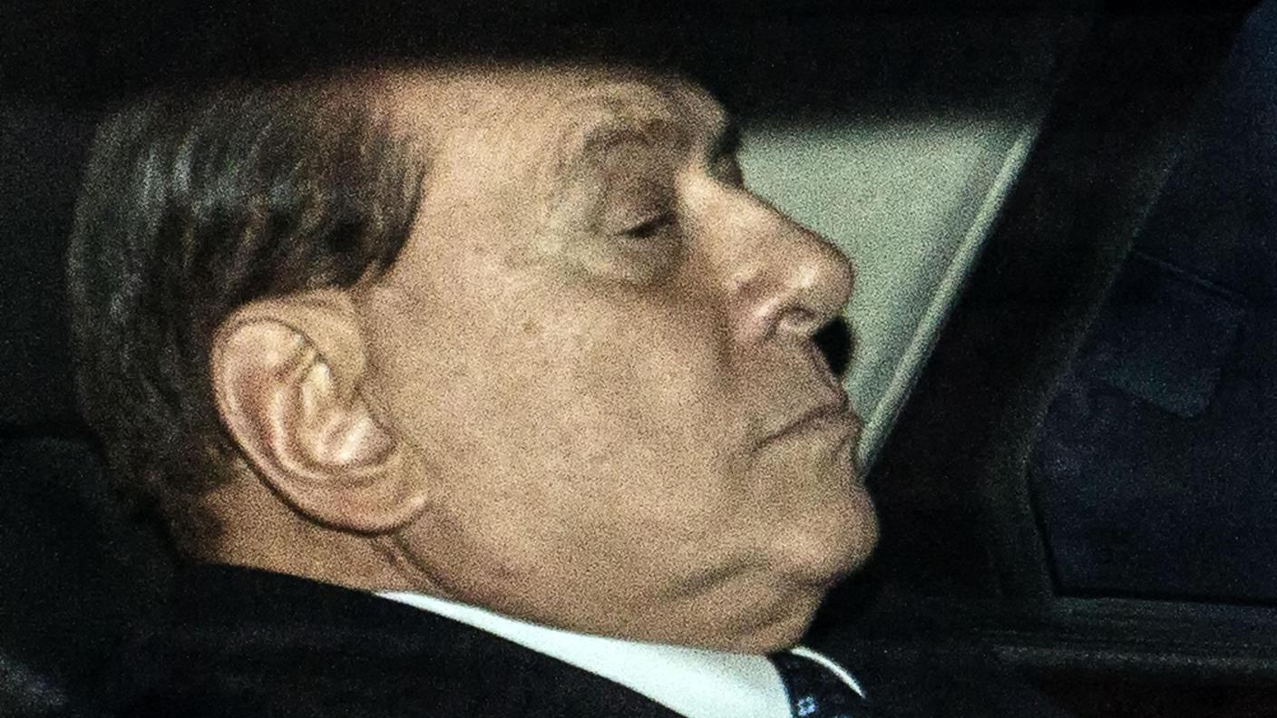 berlusconi stanco in auto ansa.jpg