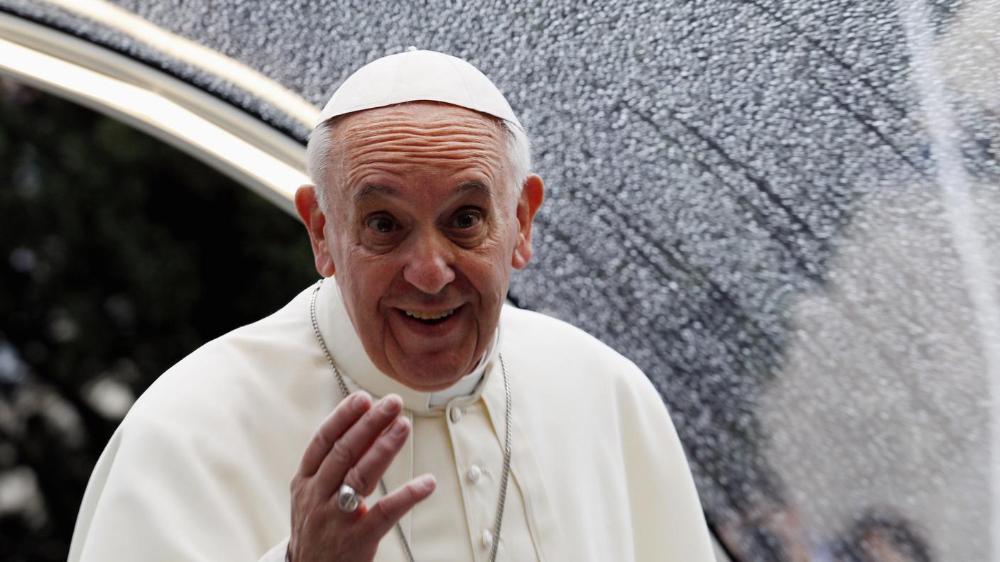 Bergoglio all'uscita dalla chiesa dell'istituto Serafico