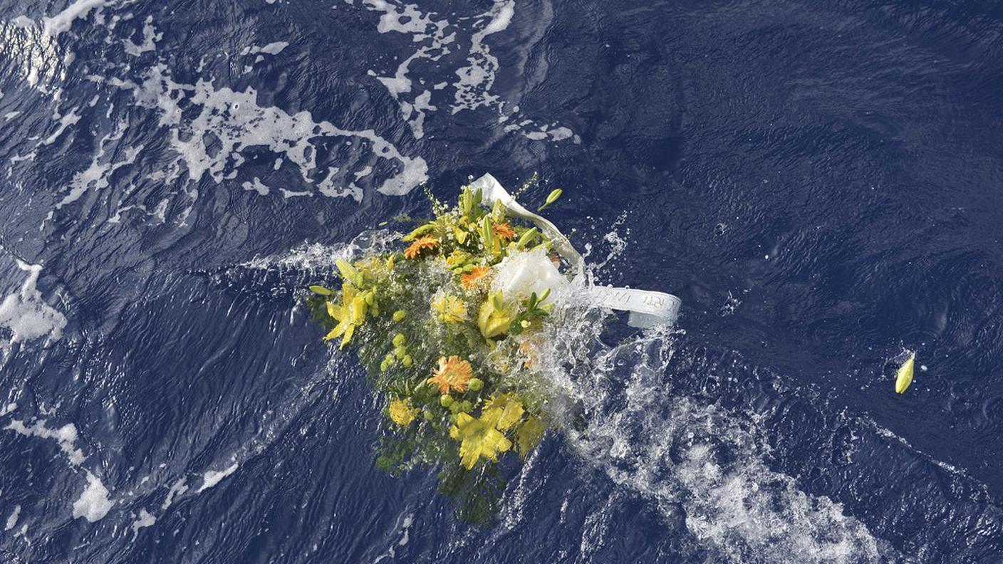 In segno di cordoglio per vittime della tragedia di Lampedusa, cinque pescherecci hanno deposto sabato una corona di fiori vicino al luogo del naufragio. ‘I pescatori salvano vite - ha detto il presidente del Consorzio dei pescatori - rispediamo al mittente le accuse di non aver soccorso gente che stava morendo in mare'. Venerdì sera, sempre sull’isola siciliana, si è svolta una fiaccolata per commemorare i migranti morti.