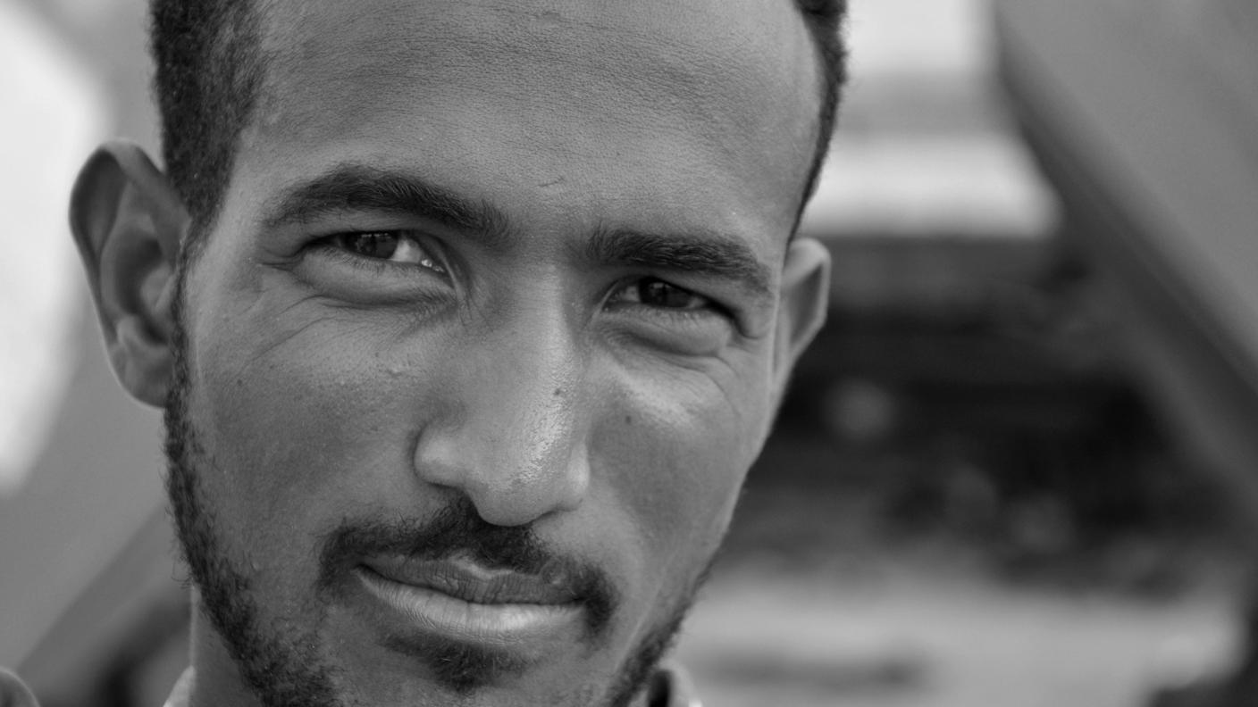 Jamal Omar ha 27 anni. E' scappato dall'Eritrea nel 2010. Prima si è fermato in Sudan, per guadagnare i soldi necessari a proseguire la sua "fuga" verso l'Europa. Poi il passaggio in Libia, ovviamente sborsando denaro ai "passeur". E' arrivato prima a Bengasi e poi a Tripoli. Ma lì, racconta, è troppo pericoloso. Per questo - dice - bisogna tentare la traversata verso l'Italia. Pur sapendo che si può sbarcare a Lampedusa o che si può morire in mare. Lui è sbarcato ieri mattina. Poche ora prima del naufragio che ha provocato oltre 130 morti.