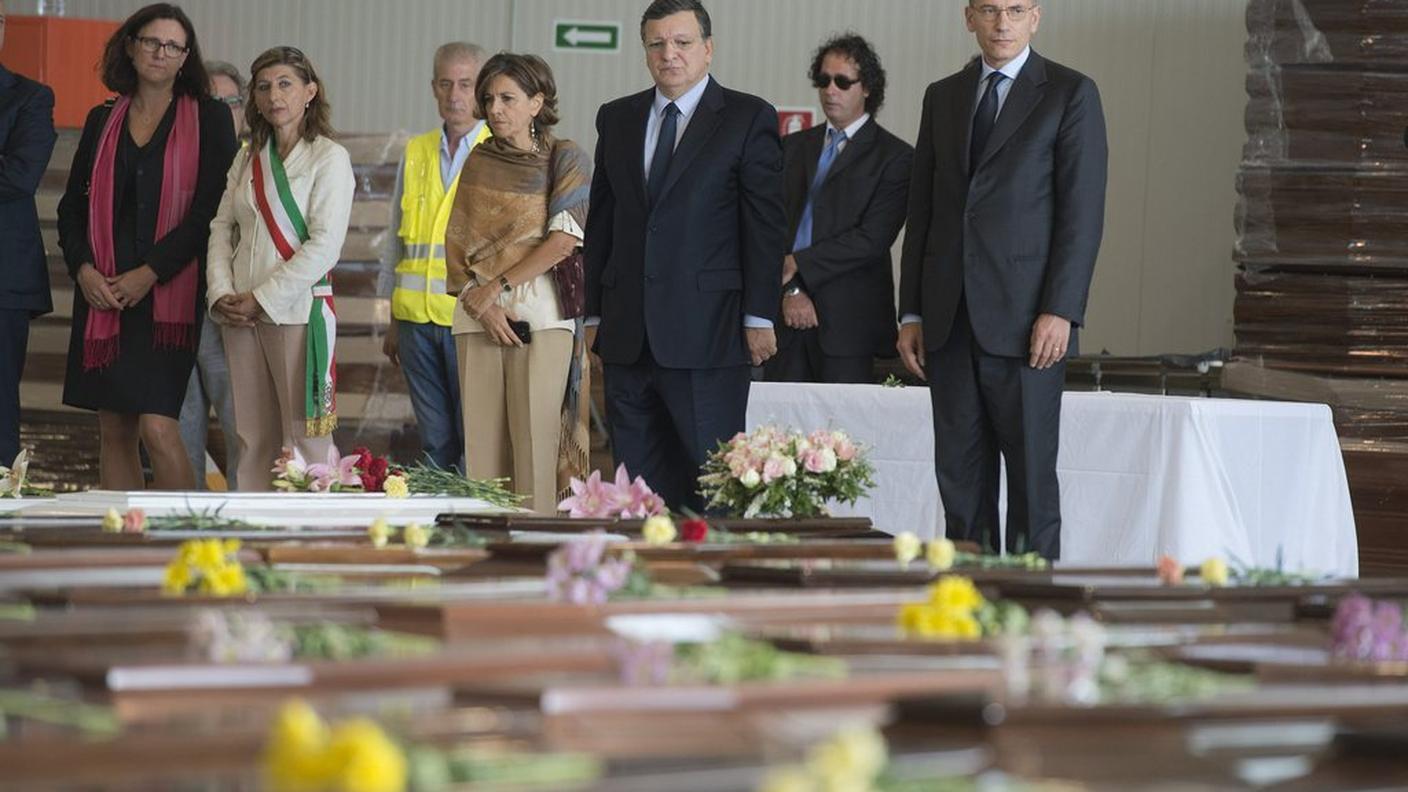 Barroso e Letta fra le bare delle vittime della tragedia della scorsa settimana. Il bilancio supera ormai i 300 morti