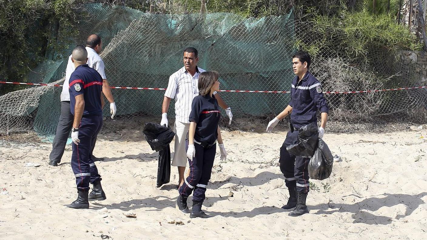 Agenti della polizia tunisina ispezionano la zona dell'attentato a Sousse