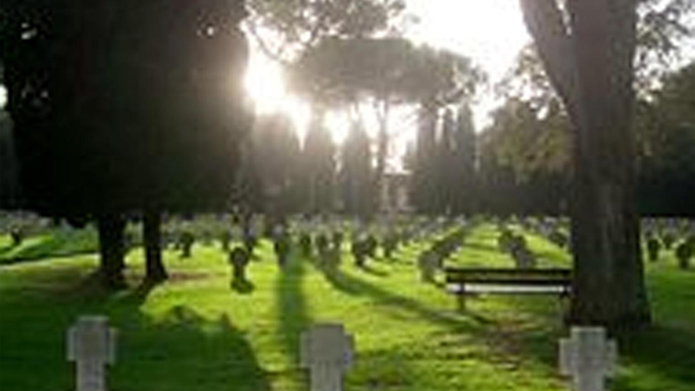 pomezia priebke cimitero tedesco ansa.jpg