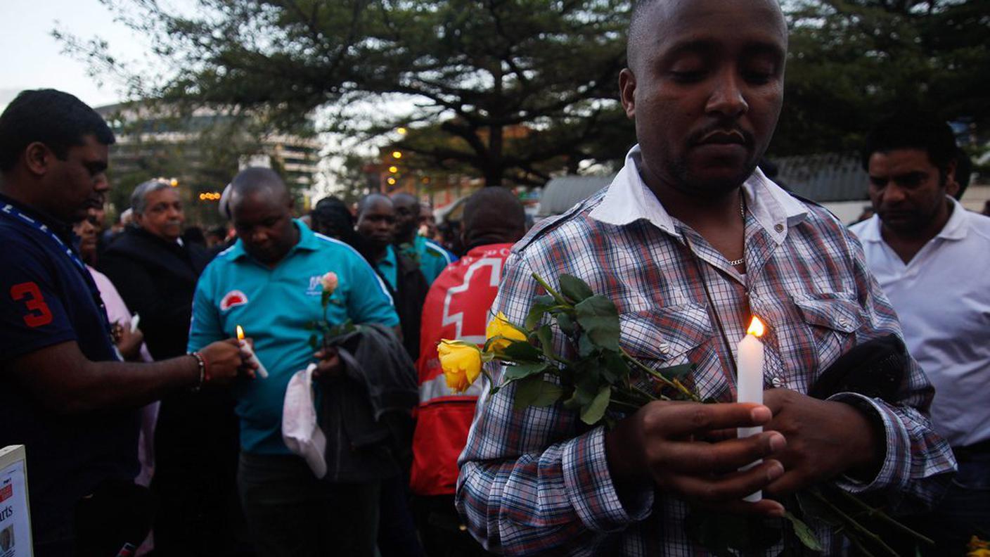 I guerriglieri concentrano gli assalti in Kenya, dove molte persone hanno commemorato le vittime dei recenti attacchi.