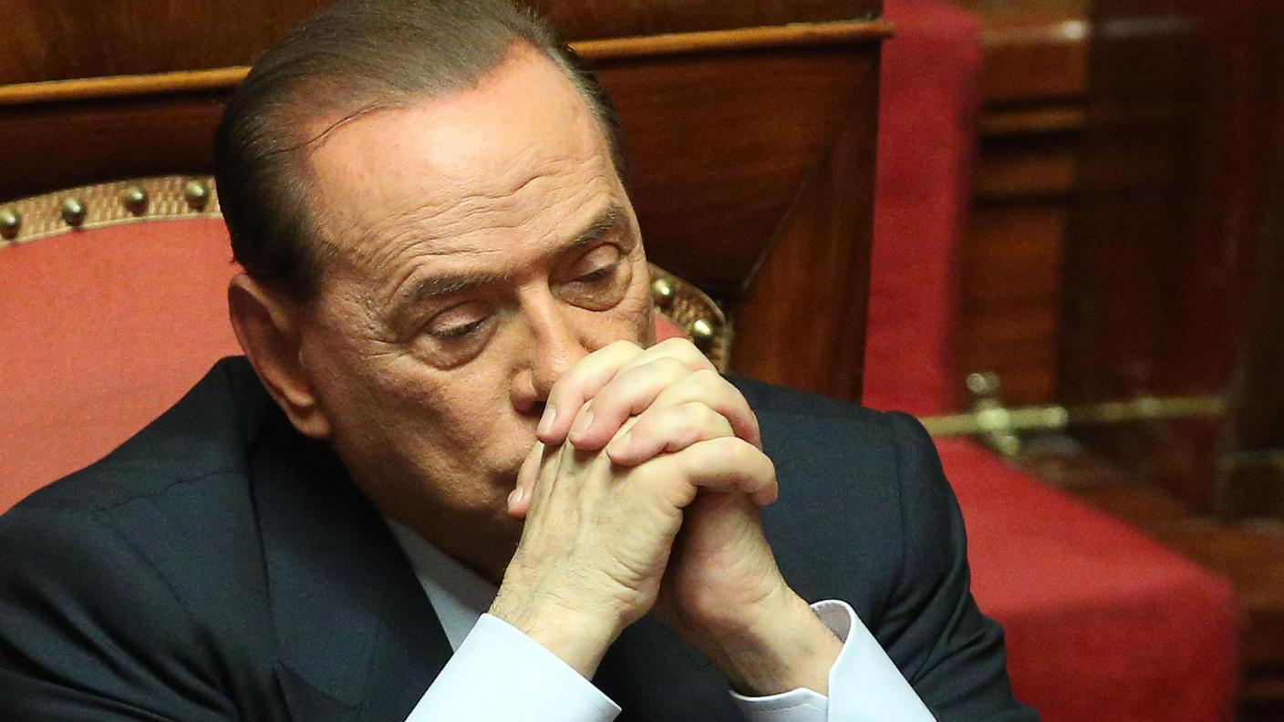 berlusconi mani 2 ansa.jpg