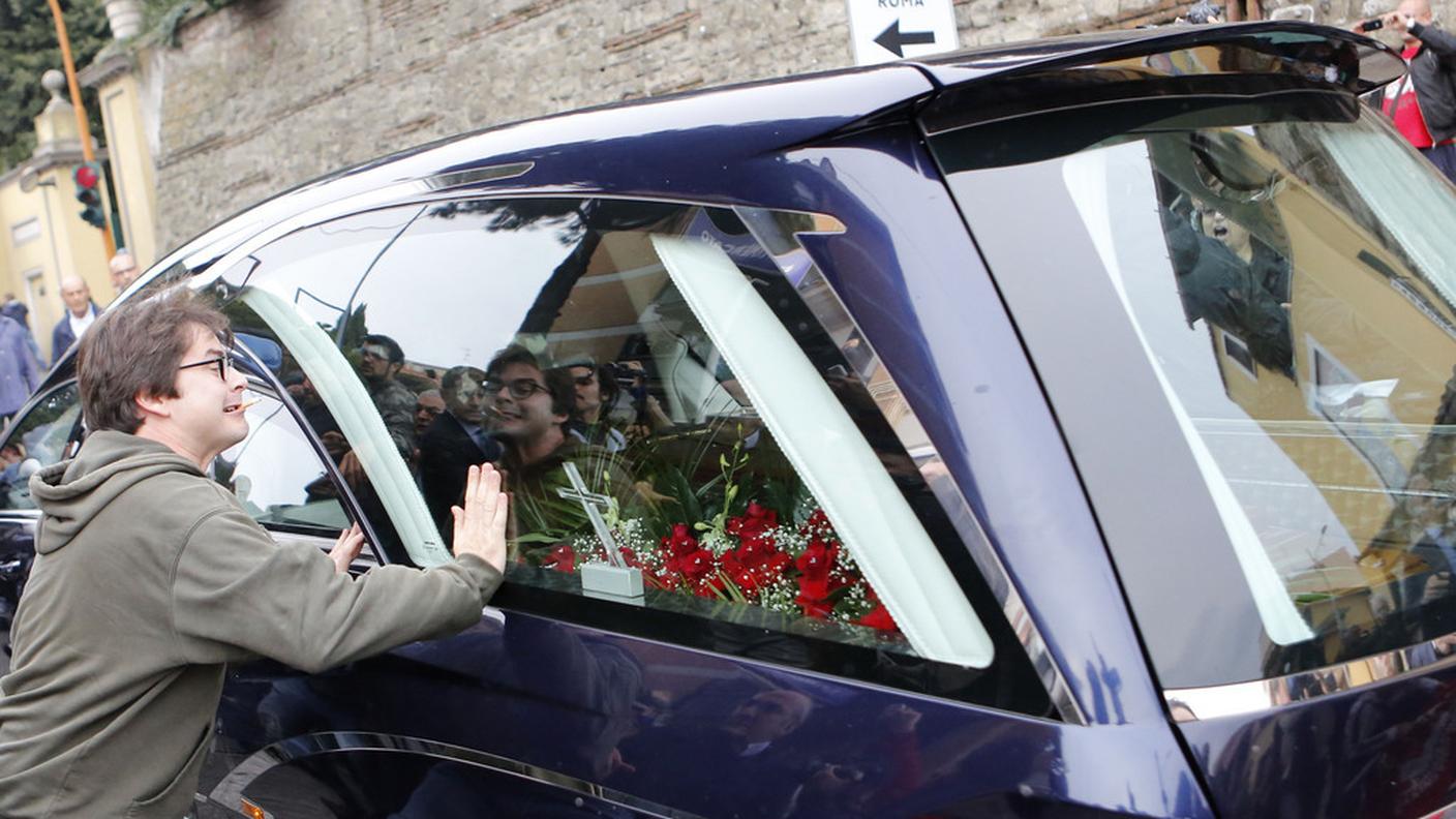 Il carro funebre preso di mira ad Albano Laziale durante un primo tentativo di esequie