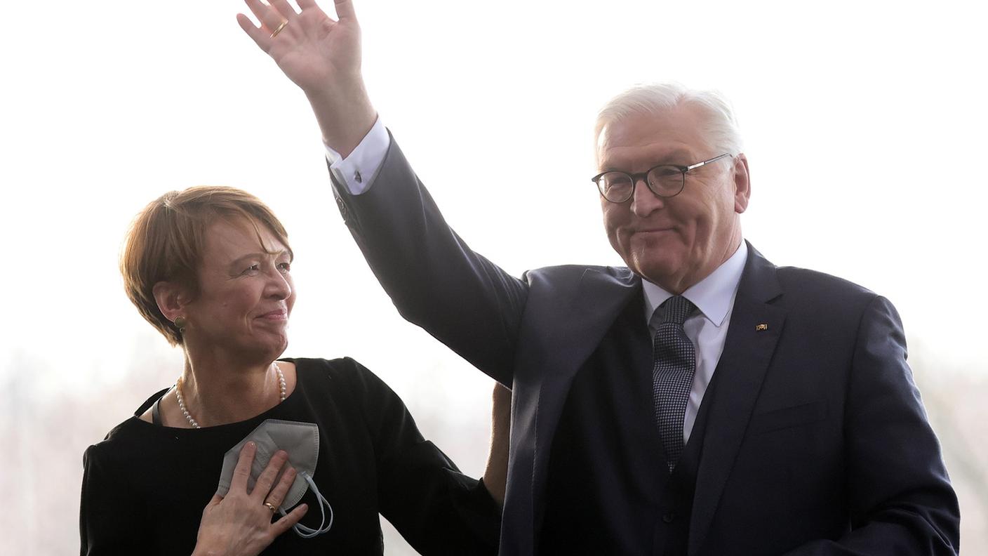 La gioia di Steinmeier, affiancato dalla moglie Elke Buedenbender