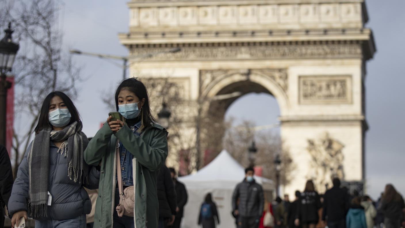 La Francia toglierà la maschera all'interno "se la circolazione del virus sarà bassa"