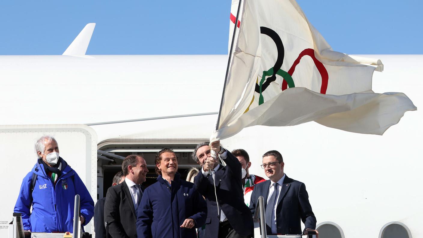 Attilio Fontana porta in Lombardia la bandiera olimpica
