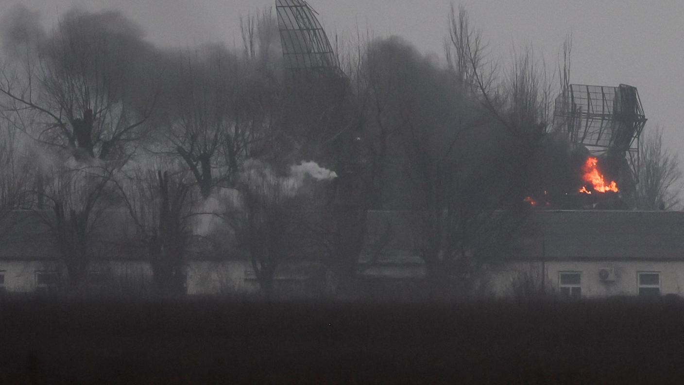 Un'installazione della difesa aerea ucraina in fiamme nei pressi di Mariupol