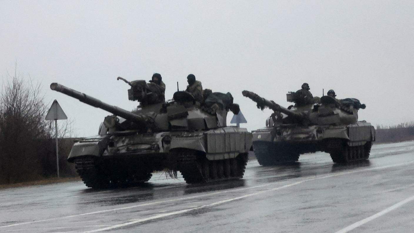 Tank ucraini in azione a Mariupol dopo l'attacco russo
