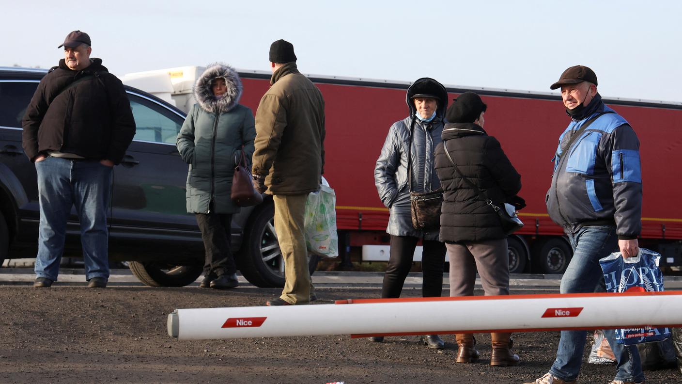 In fuga dall'Ucraina: gente lascia il paese ed entra in Polonia