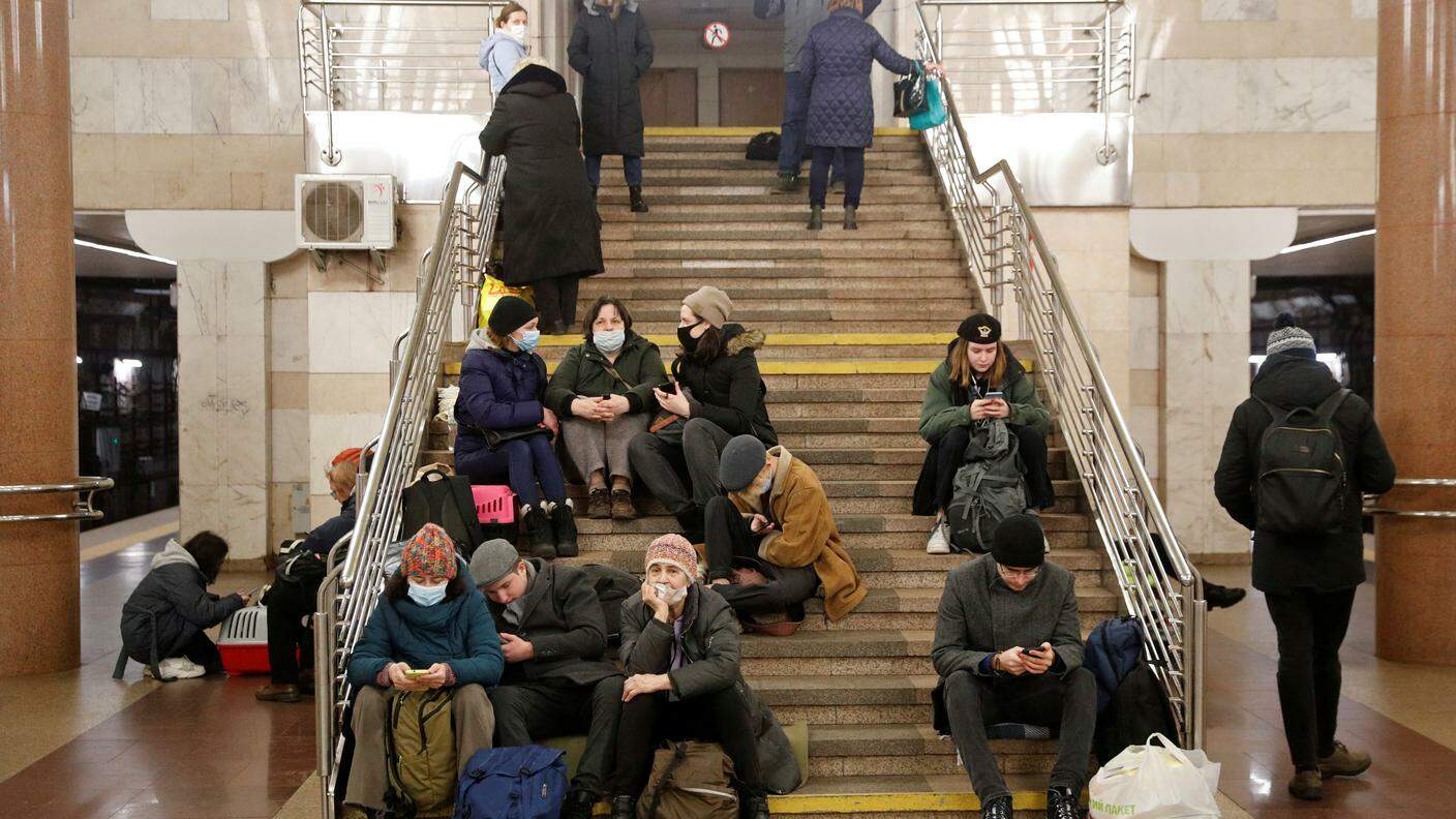 Gente rifugiata nella metropolitana di Kiev dopo l'attacco russo 