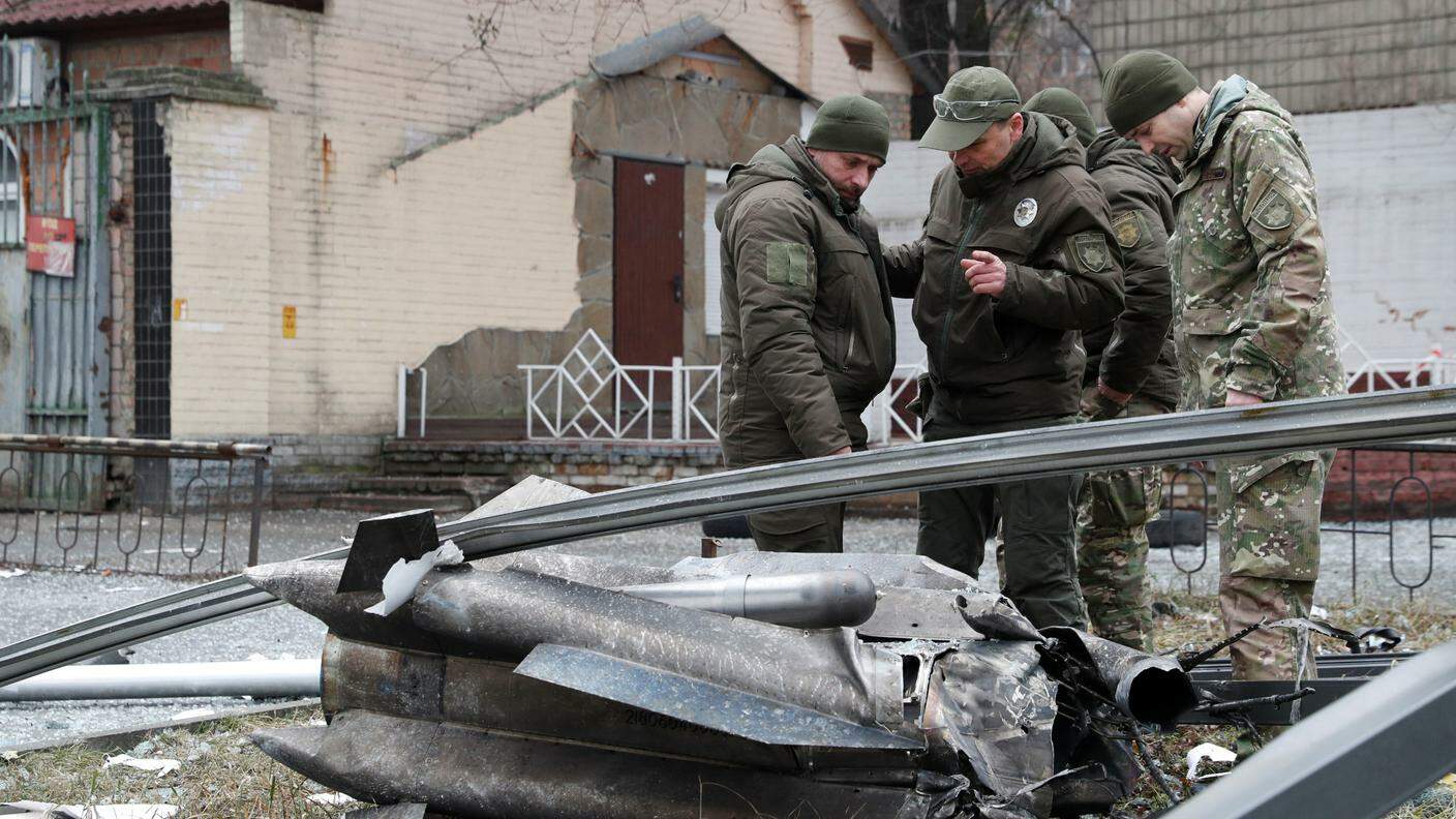 Militari ucraini ispezionano i resti di un missile russo