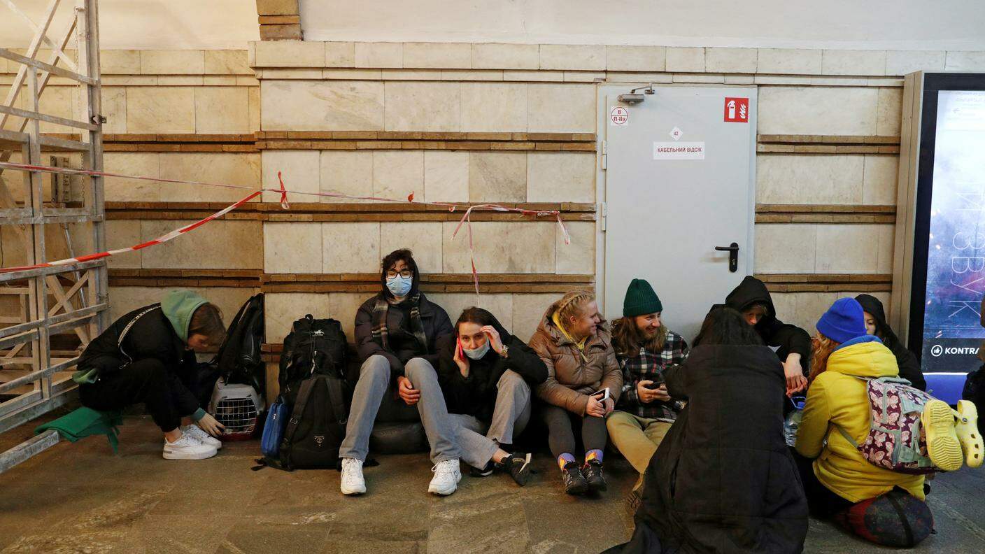 La paura per altri attacchi: rifugiati nella metro di Kiev