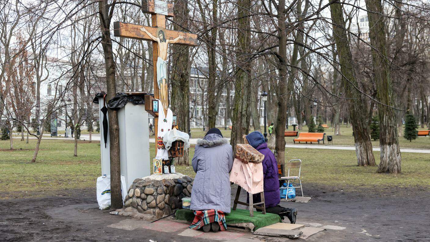 Donne ucraine pregano in centro città a Kiev