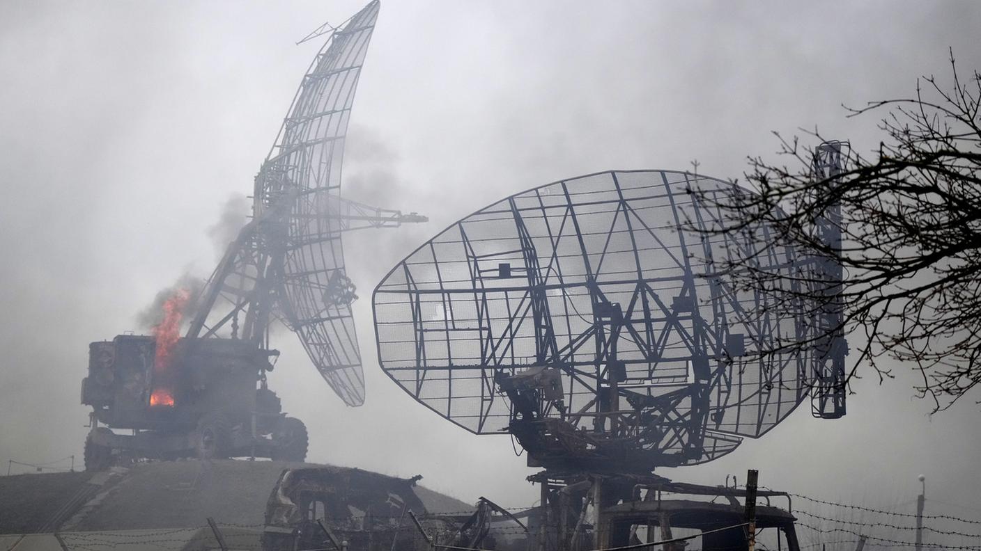 Una postazione radar ucraina in fiamme nei pressi di Mariupol. La Russia sostiene di aver già annientato le capacità aeree e contraeree dell'Ucraina