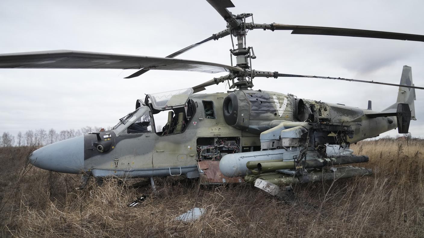 Un elicottero Ka-52 russo colpito e costretto ad atterrare