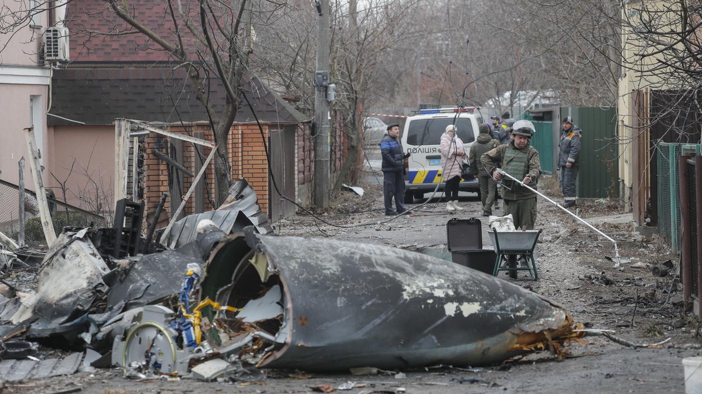 I resti dell'apparecchio colpito nella notte a Kiev