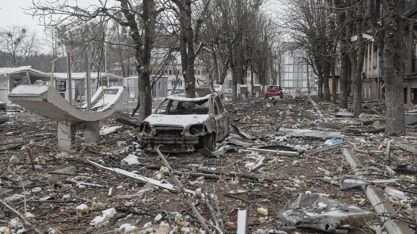 I danni causati da un bombardamento notturno in un complesso militare a Brovary, vicino a Kiev