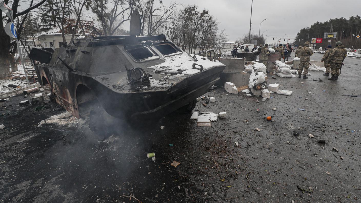 Un blindato distrutto a un checkpoint a Brovary, vicino a Kiev