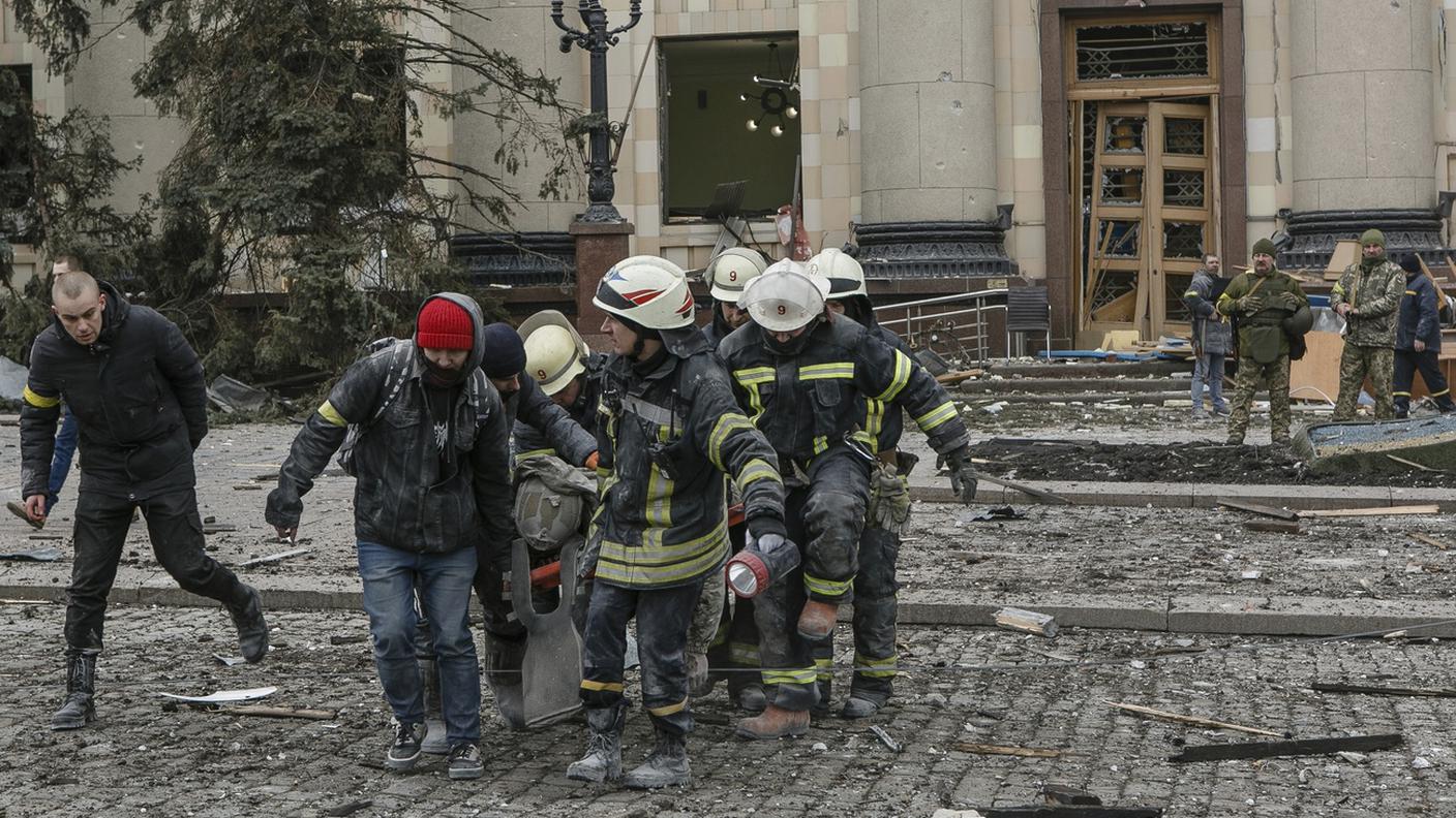 Soccorritori al lavoro dopo il bombardamento di un edificio pubblico nel centro di Kharkiv