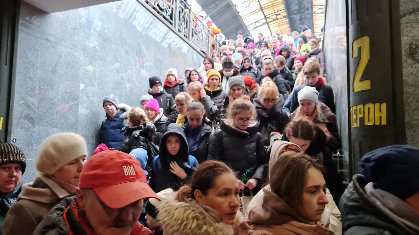 Leopoli, la folla gremisce un sottopassaggio della stazione ferroviaria