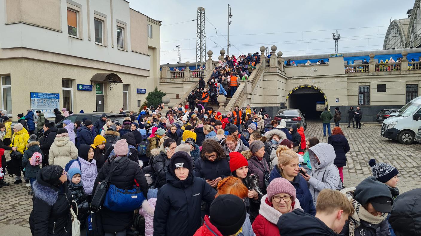 Una lunga fila di persone all'esterno della stazione di Leopoli